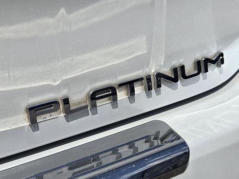 Used 2023 Toyota Highlander Platinum FWD image 12