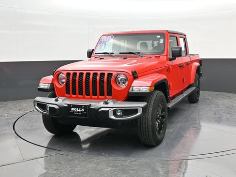 Used 2023 Jeep Gladiator Sport image 3