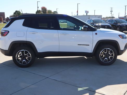 Used 2024 Jeep Compass Trailhawk w/ Trailhawk Convenience Group image 5