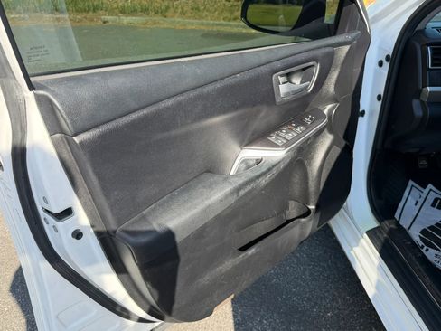 Used 2017 Toyota Camry SE image 14