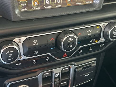 Used 2022 Jeep Gladiator Overland w/ Popular Equipment Package AWD/4WD image 24