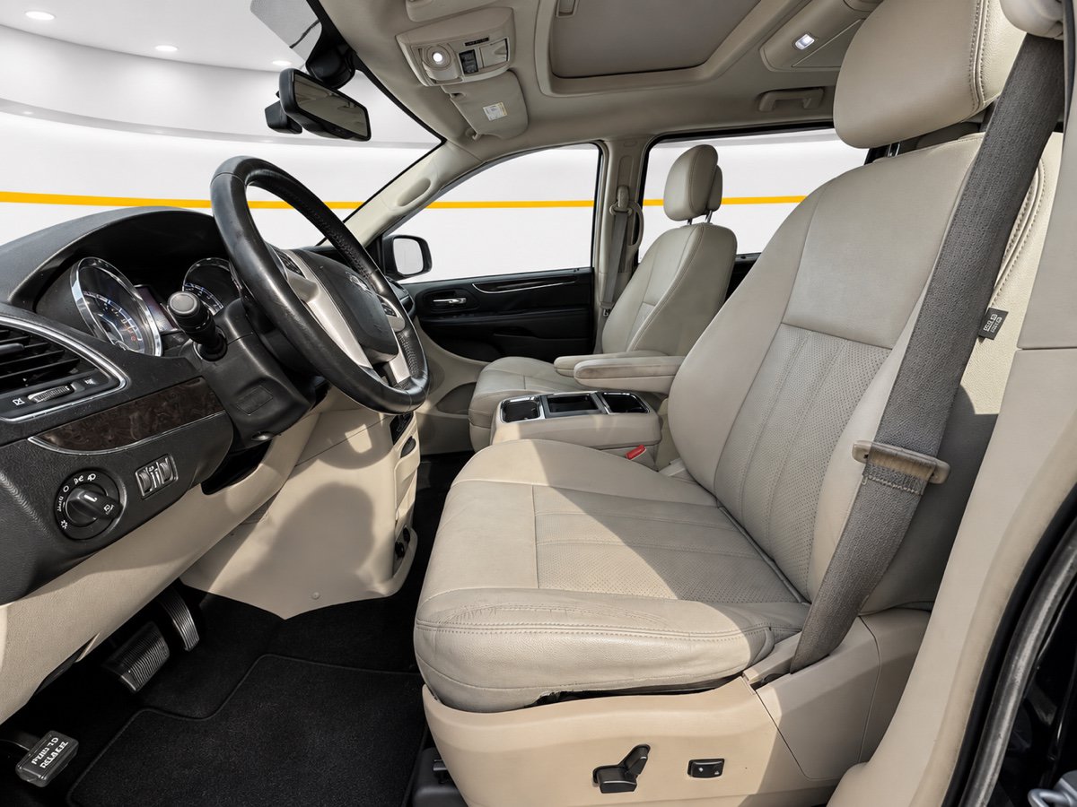 Used 2016 Chrysler Town & Country Touring-L FWD image 12