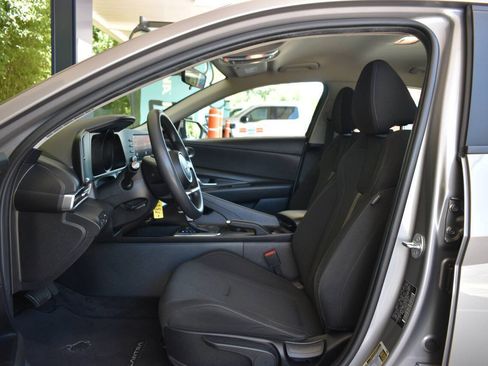 Used 2023 Hyundai Elantra SE FWD image 7