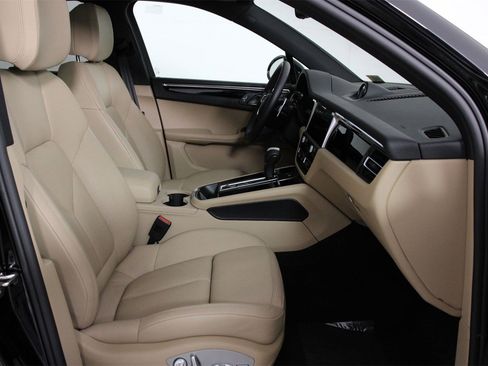 Used 2025 Porsche Macan image 31