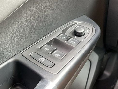 New 2026 Volkswagen Taos SE image 17