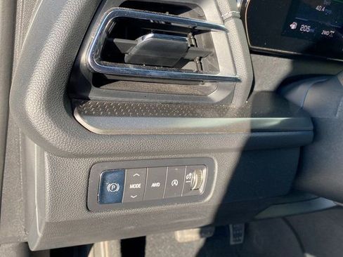 Used 2025 Chevrolet Traverse LT image 22