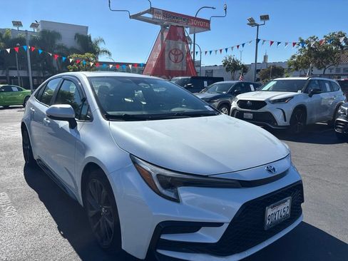 Used 2023 Toyota Corolla SE w/ SE Package FWD image 2