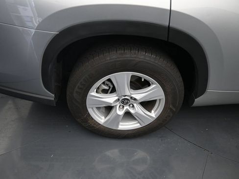 Used 2023 Toyota Highlander LE FWD image 11