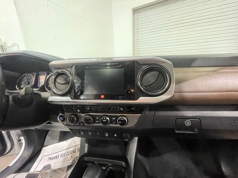 Used 2016 Toyota Tacoma Limited w/ Towing Package image 25