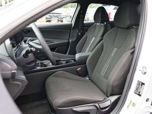 Certified 2025 Hyundai Elantra SEL FWD image 19
