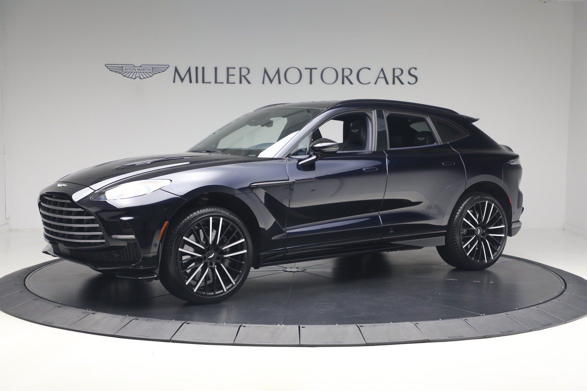 Used 2025 Aston Martin DBX 707 AWD/4WD image 2