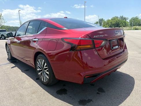 Used 2024 Nissan Altima 2.5 SV FWD image 11