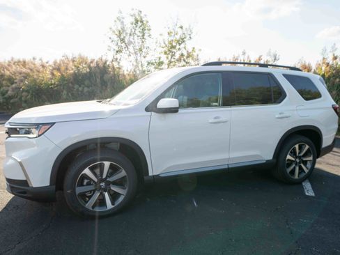 New 2025 Honda Pilot Touring image 3