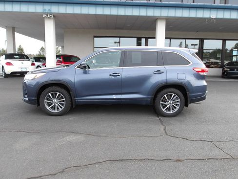 Used 2017 Toyota Highlander XLE w/ Carpet Mat Package AWD/4WD image 2