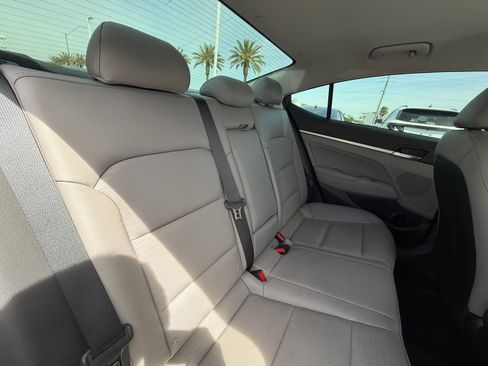 Used 2020 Hyundai Elantra Limited image 18
