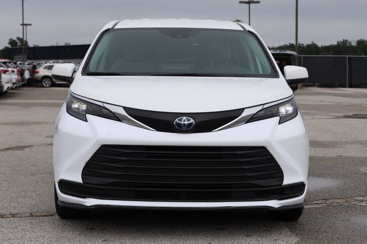 Used 2024 Toyota Sienna LE FWD image 5