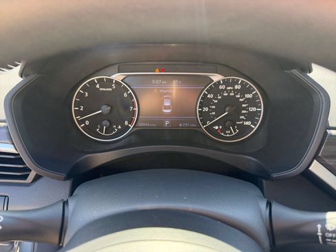 Used 2025 Nissan Altima 2.5 SV FWD image 40
