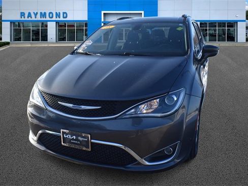 Used 2018 Chrysler Pacifica Touring-L image 7