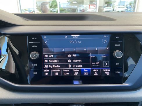 Certified 2023 Volkswagen Taos SE w/ Panoramic Sunroof Package FWD image 3