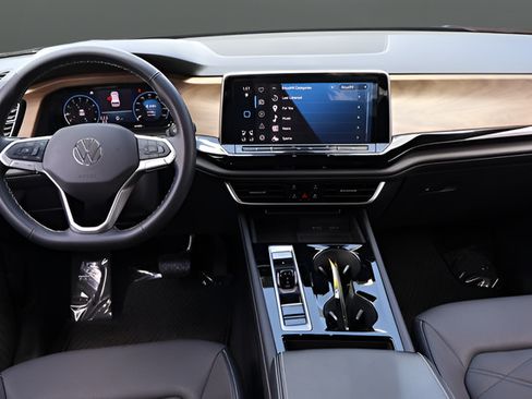 Certified 2024 Volkswagen Atlas SE FWD image 16