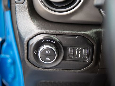 Used 2022 Jeep Gladiator Sport image 3