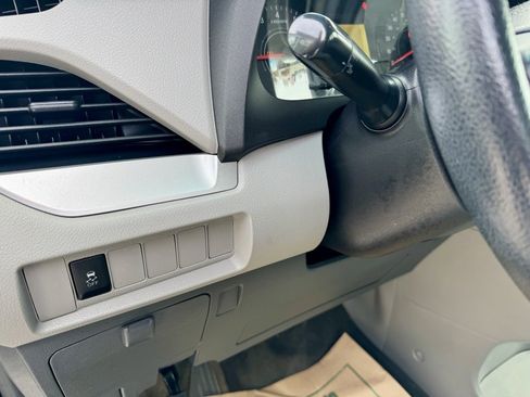 Used 2016 Toyota Sienna L image 23