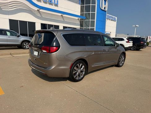 Used 2018 Chrysler Pacifica Limited w/ Advanced Safetytec Group FWD image 2