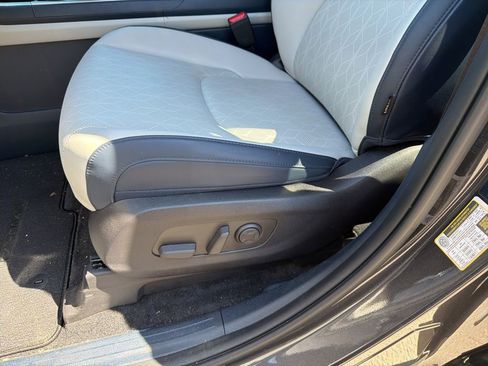 Used 2025 Kia Carnival EX image 11