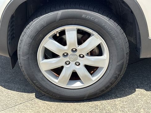 Used 2013 Kia Sorento LX w/ Third Row Pkg FWD image 11