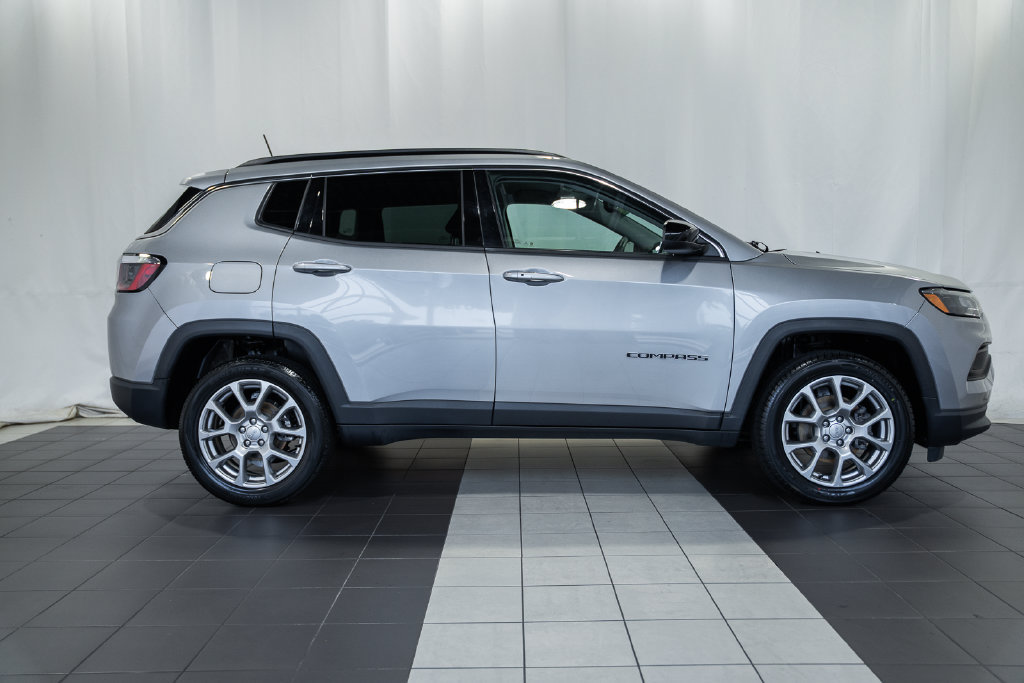 Certified 2022 Jeep Compass Latitude AWD/4WD image 3