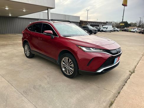 Used 2024 Toyota Venza image 9