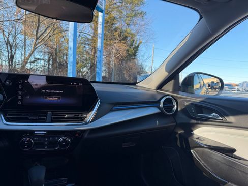 Used 2025 Chevrolet Trax LT image 33