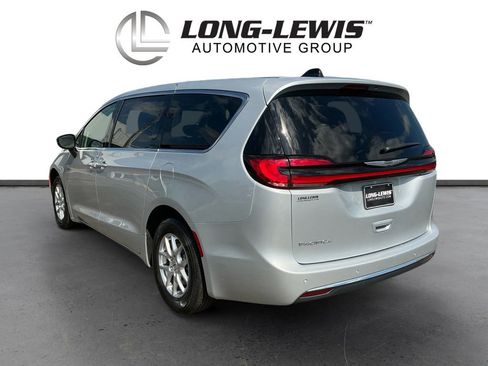 Used 2024 Chrysler Pacifica Touring-L FWD image 4