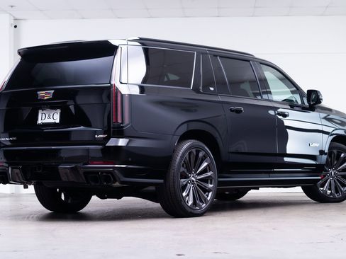 Used 2025 Cadillac Escalade ESV V AWD/4WD image 6