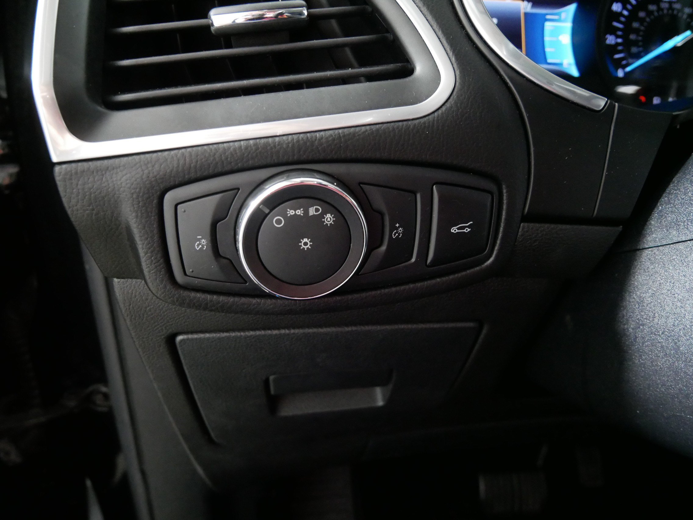 Used 2015 Ford Edge Titanium w/ Equipment Group 301A FWD image 26