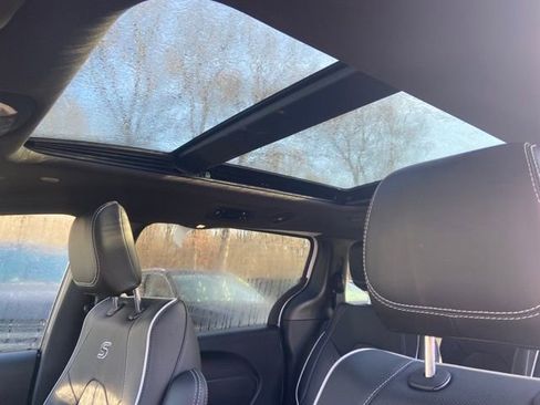 New 2023 Chrysler Pacifica Limited w/ S Appearance Package FWD image 10
