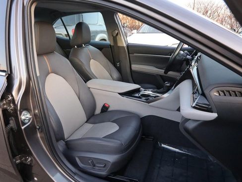 Used 2020 Toyota Camry XLE image 26