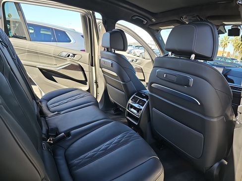 Used 2025 BMW X7 M60i image 11