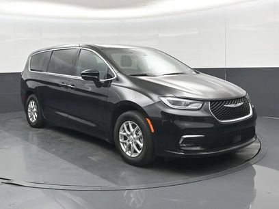 Used 2026 Chrysler Pacifica Select