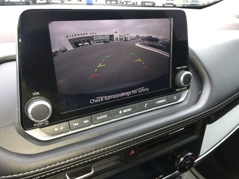 Used 2023 Nissan Rogue SV image 17