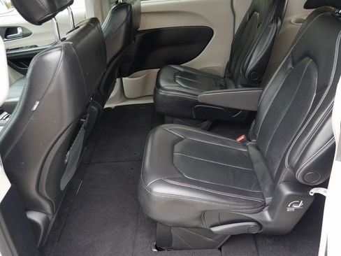 Used 2022 Chrysler Pacifica Touring-L image 25