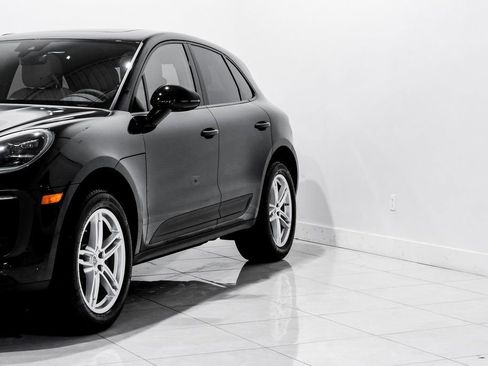 Used 2025 Porsche Macan image 3