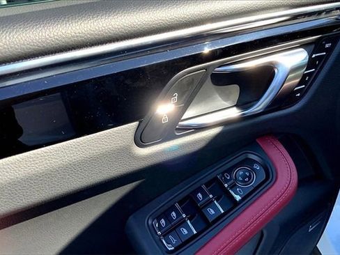 Certified 2026 Porsche Macan image 28