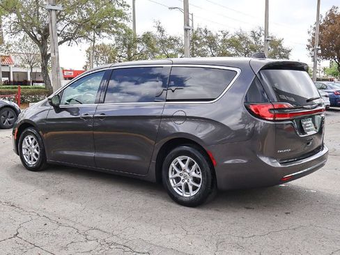 Used 2023 Chrysler Pacifica Touring-L FWD image 10