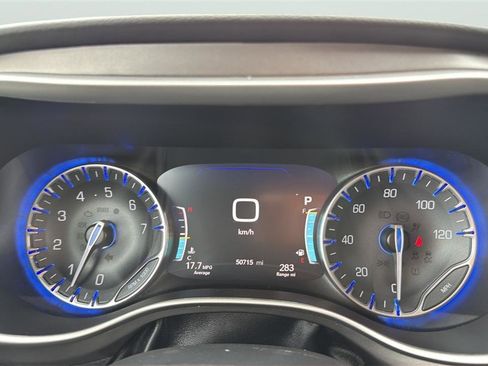 Used 2023 Chrysler Pacifica Touring-L image 21