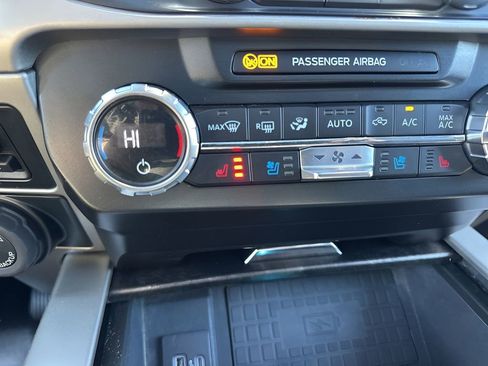 Used 2022 Ford F250 Lariat w/ Black Appearance Package image 23