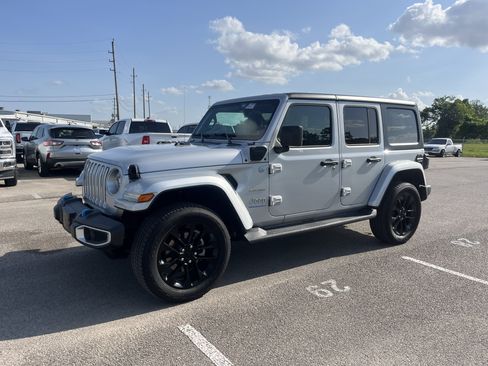 Used 2023 Jeep Wrangler Unlimited Sahara w/ Cold Weather Group AWD/4WD image 4