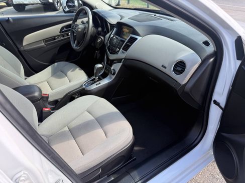 Used 2016 Chevrolet Cruze LT w/ Technology Package FWD image 13
