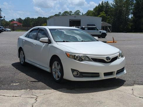 Used 2014 Toyota Camry SE FWD image 3