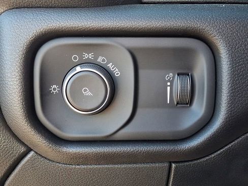 Used 2024 RAM 2500 Tradesman w/ Chrome Appearance Group image 25